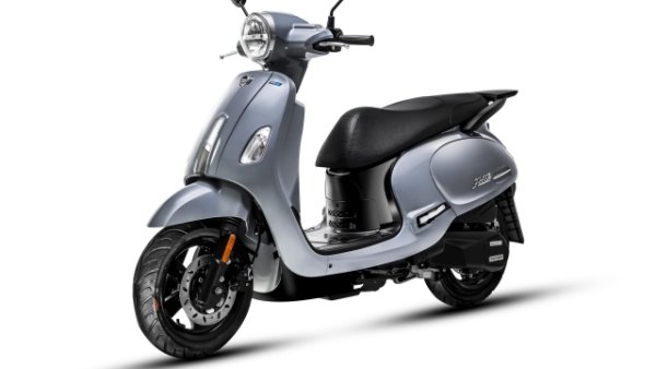 Sym също така е избрал пътя на комбиниране на носталгичния дизайн, който включва "вратовръзка" на предния щит, с модерни механични компоненти, с 50 и 125 кубикови четиритактови двигатели Euro 5. Fiddle е скутер, предназначен за шофиране града, подчертано от широката седалка и плоската поставка за крака. Но и от определено ниската консумация. 125 може да измине до 40 км с един литър бензин. 

Настройката включва джанти с диаметър 12 инча, LCD табло и изцяло LED осветителна система. Каталожните цени в Европа са околоо2 350 и 2 750 евро.
